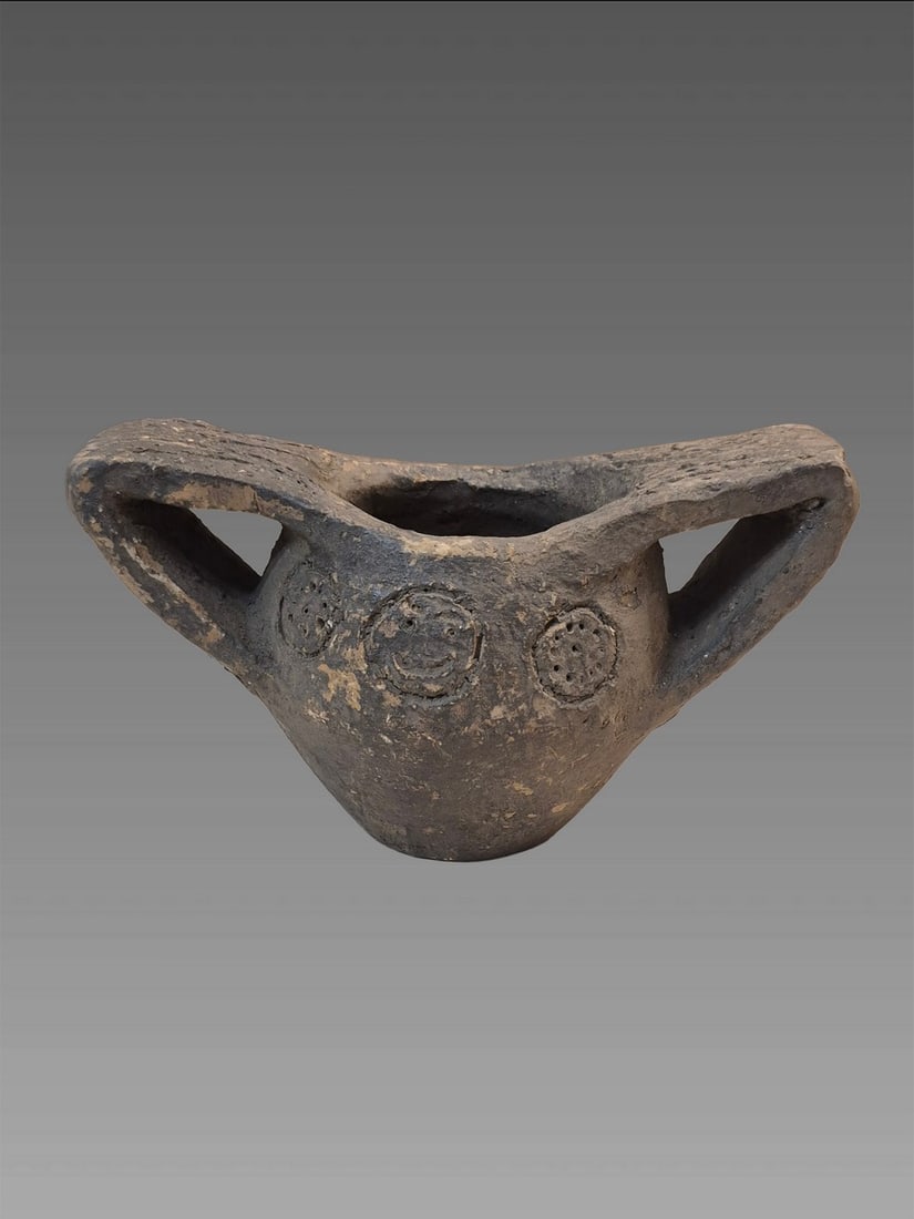 Pre-Columbian Taino Ceramic Communial Snuffing Bowl: Pre-Columbian Taino Ceramic Communial Snuffing Bowl, Taino Culture 1100 and 1500 A.D Dimensions: 7"x3"