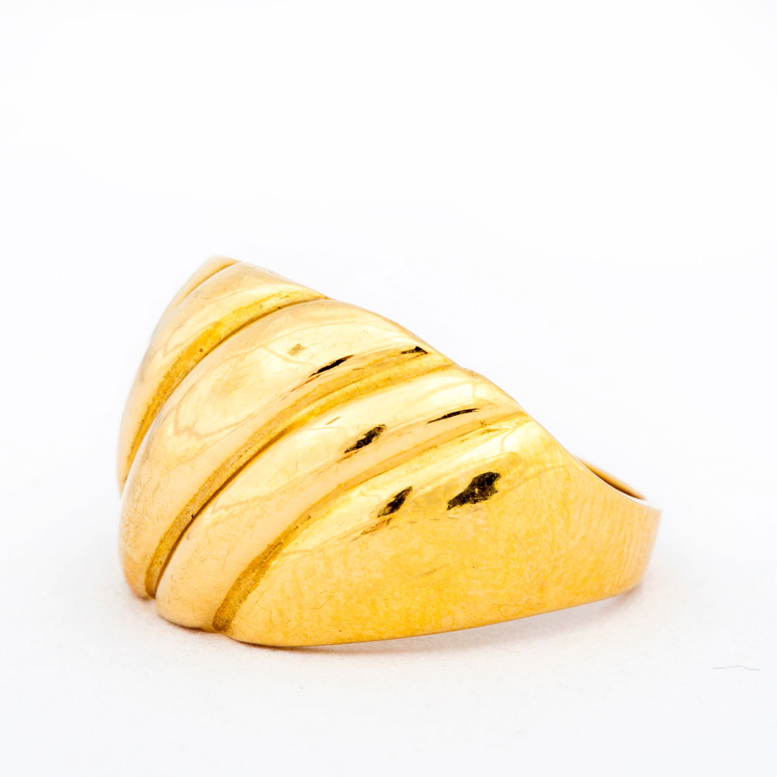 A Vintage 18K Yellow Gold Fluted Dome Ring (1 of 15)