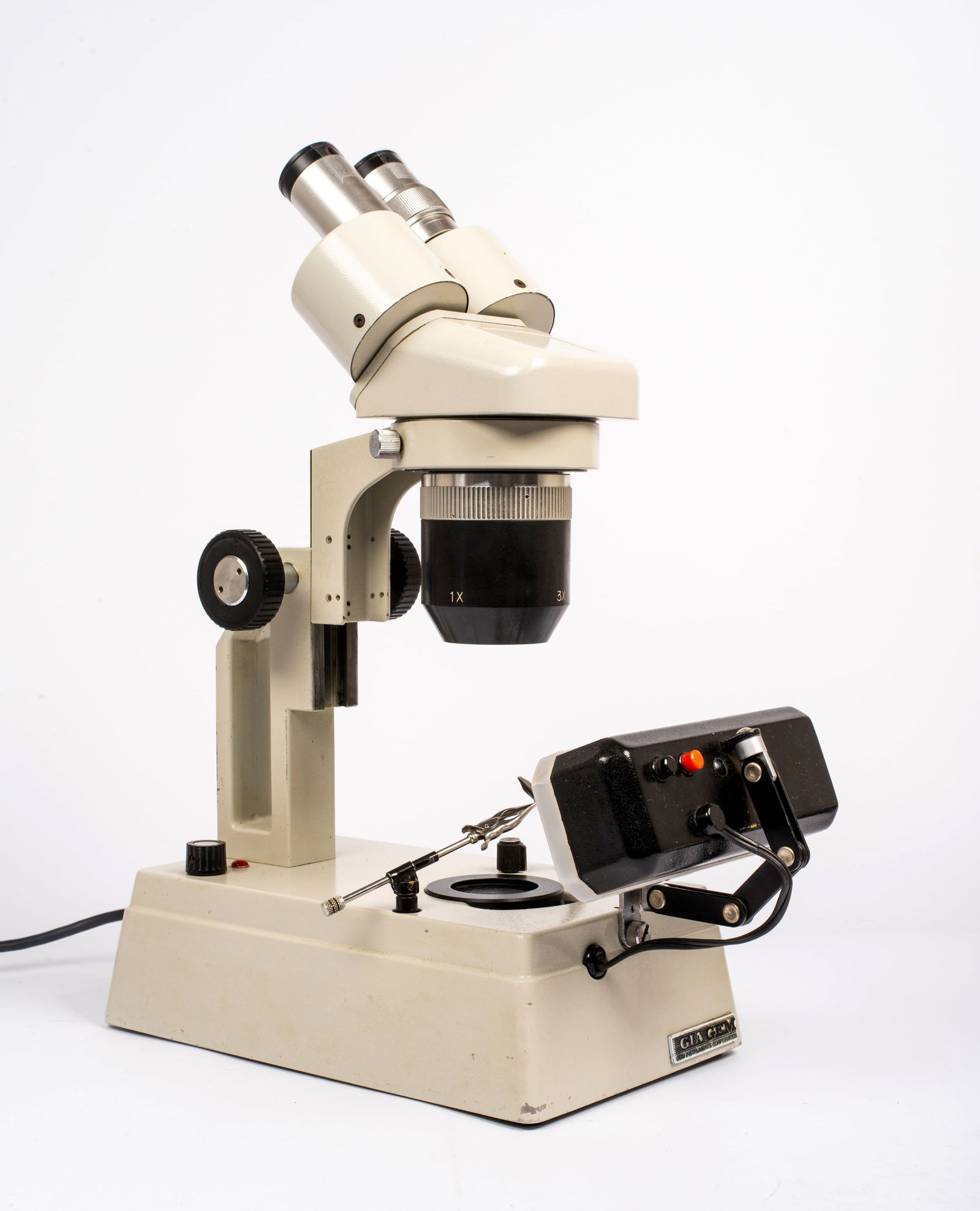 A GIA Gem Instruments Model 792 Microscope (1 of 16)