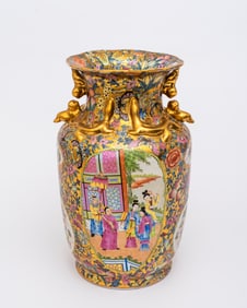 A Large Rose Medallion Vase, Qianlong Nian Zhi