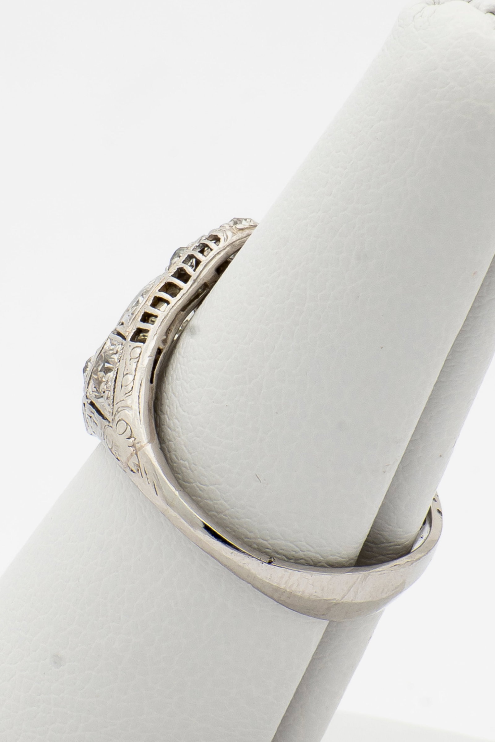 An Art Deco Diamond Ring - 10