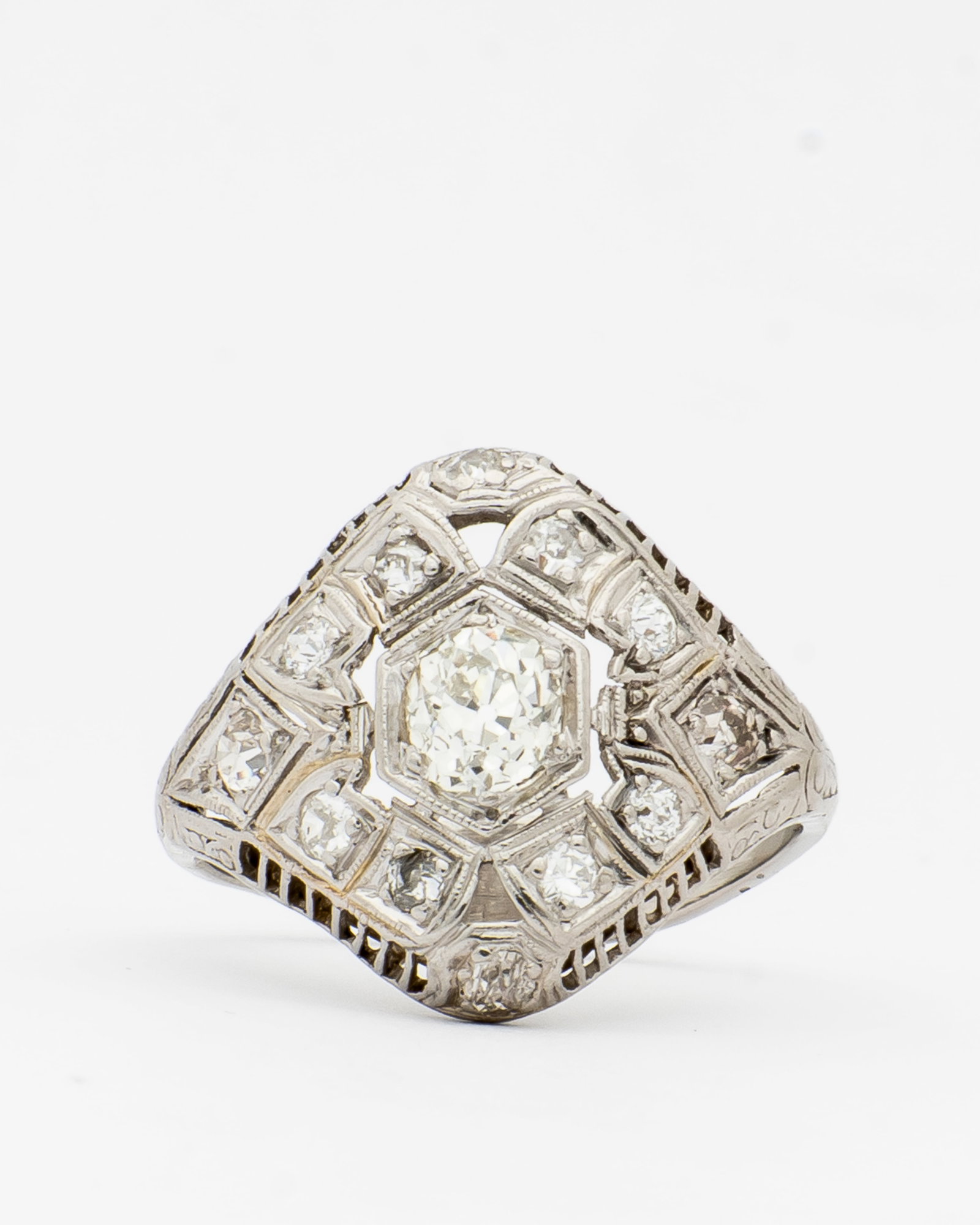 An Art Deco Diamond Ring - 12