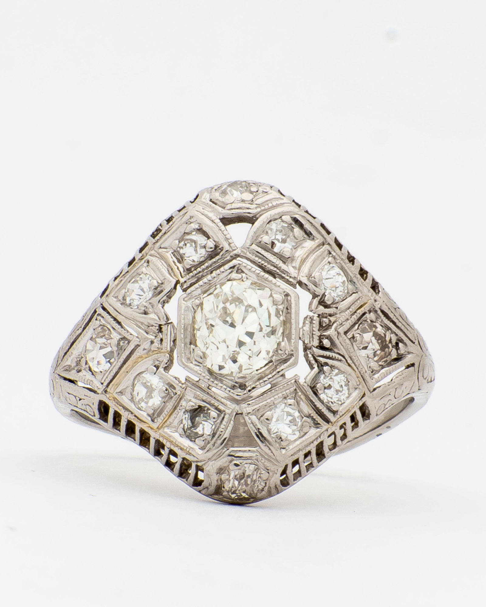 An Art Deco Diamond Ring - 13