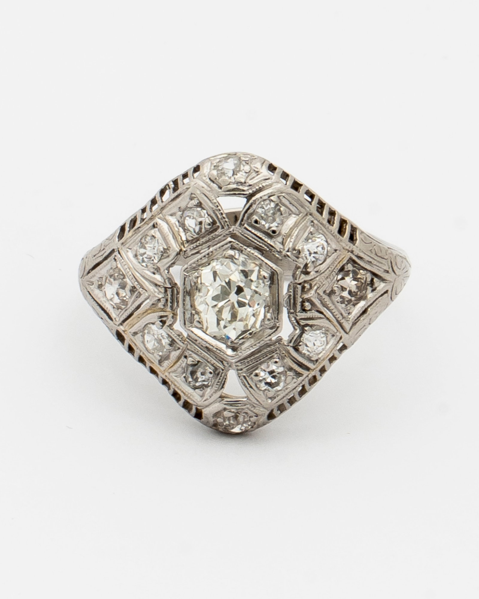 An Art Deco Diamond Ring - 15