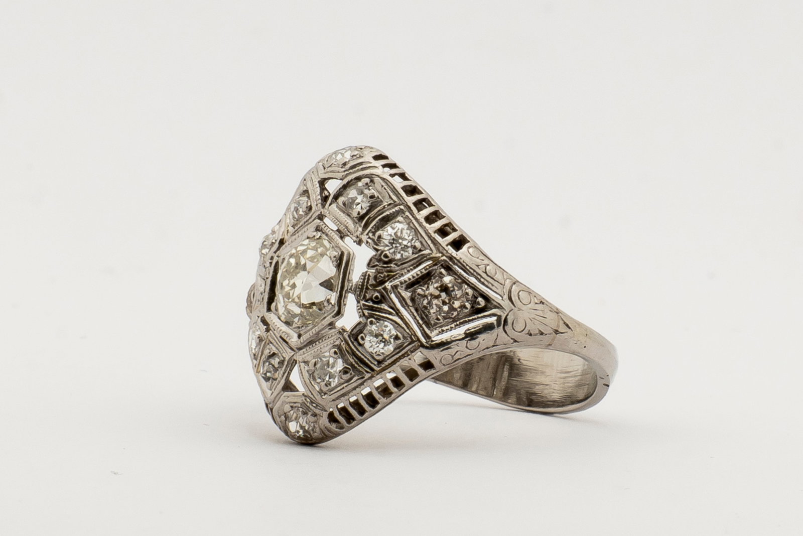 An Art Deco Diamond Ring - 16