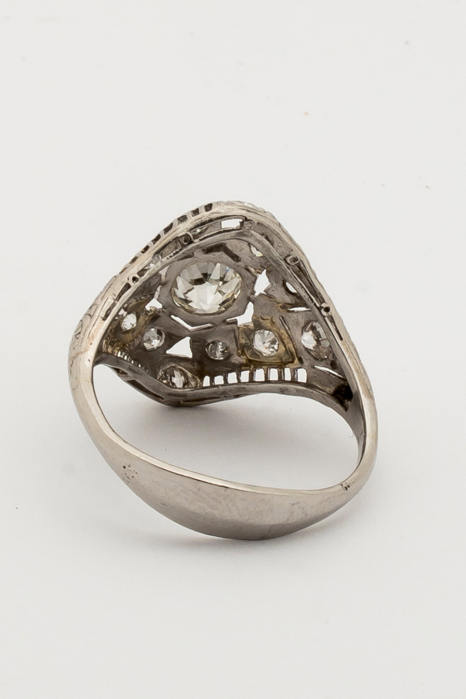 An Art Deco Diamond Ring - 17