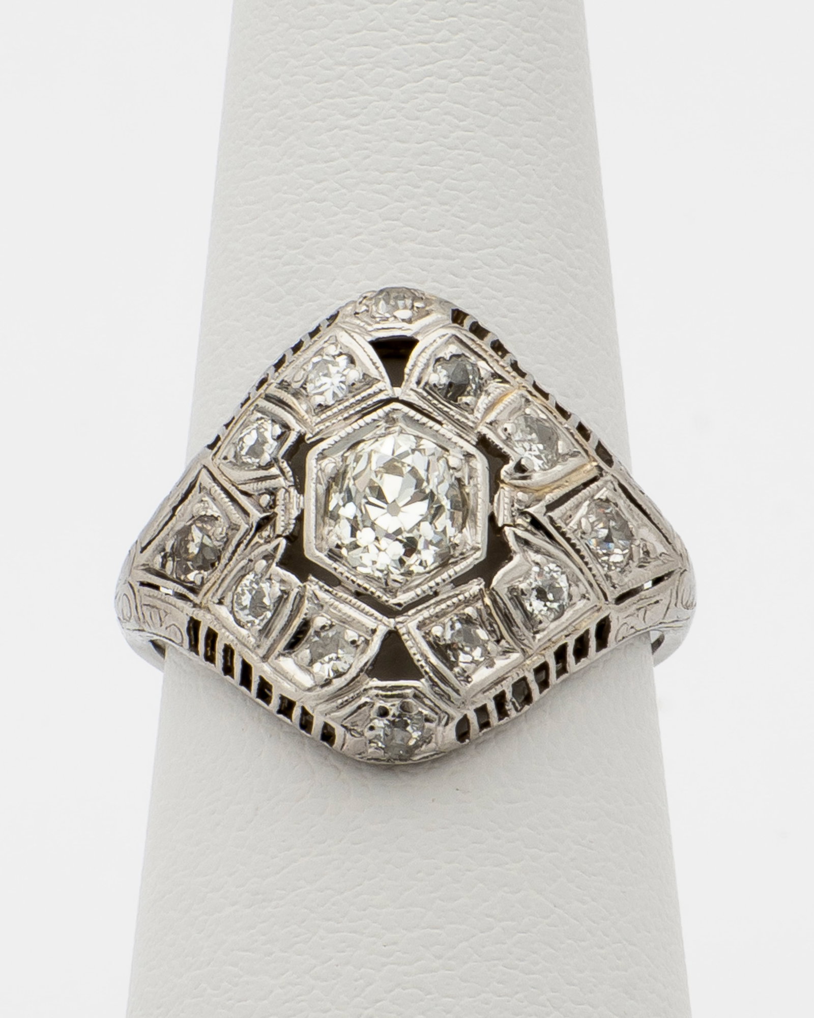 An Art Deco Diamond Ring - 4