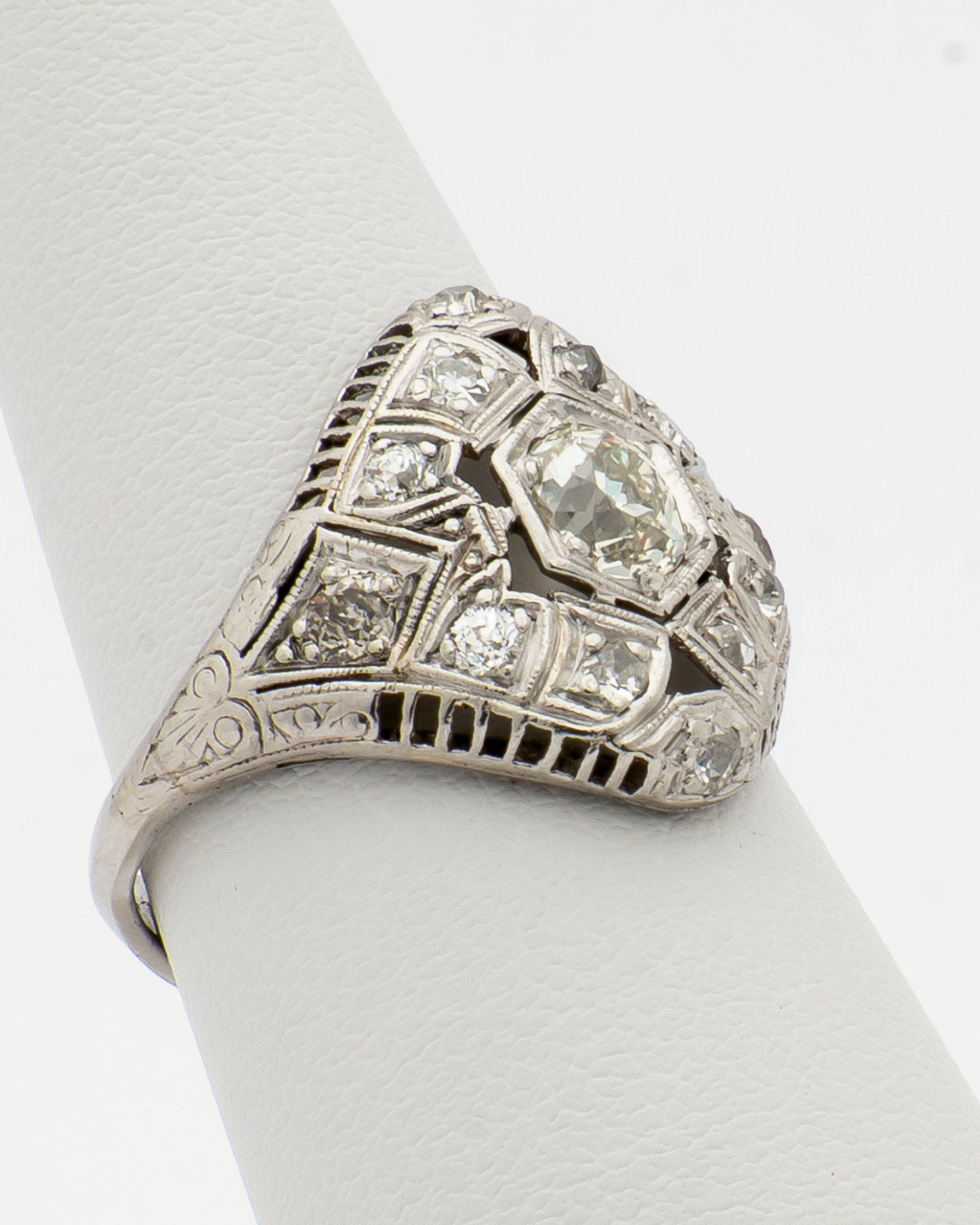 An Art Deco Diamond Ring - 5