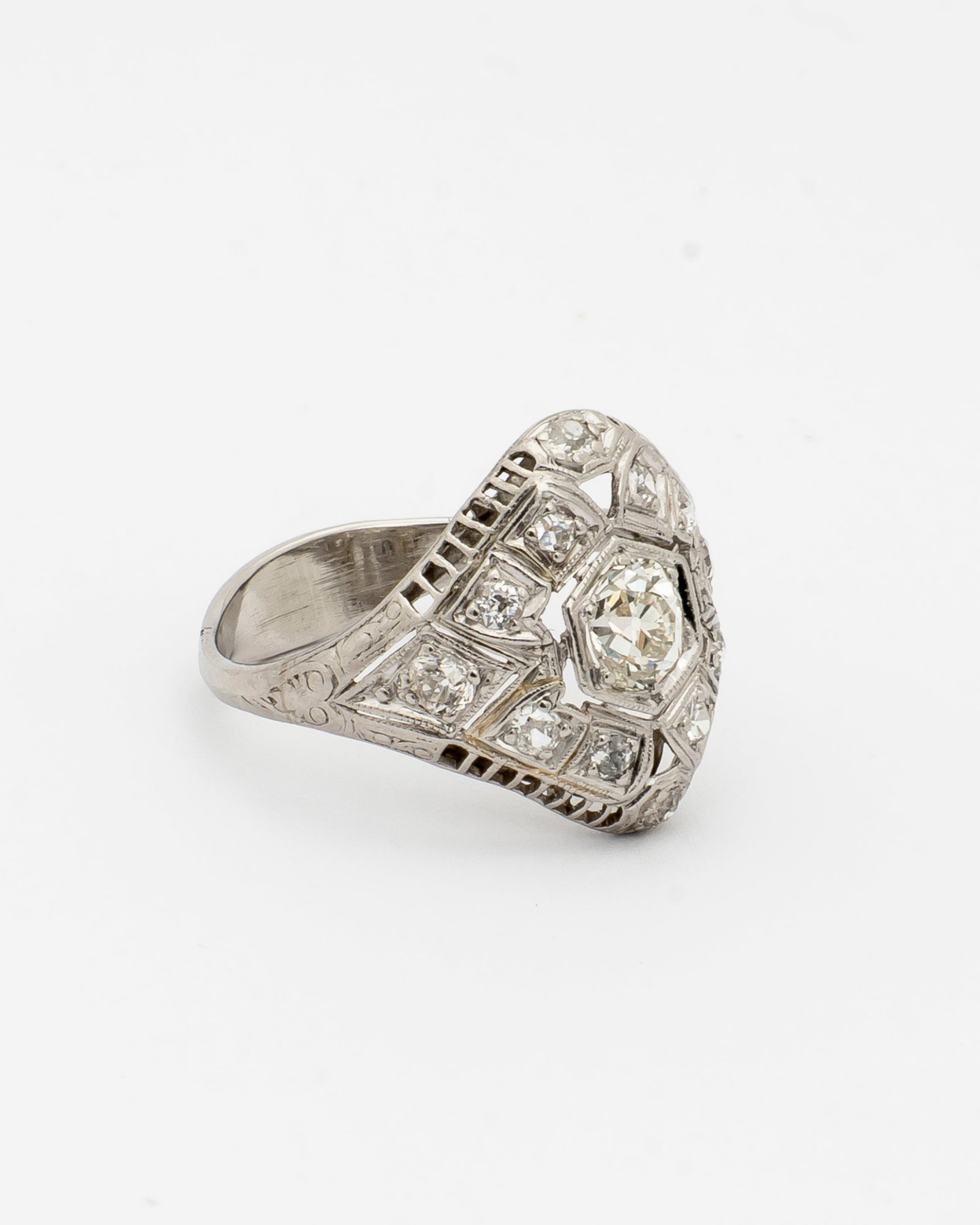 An Art Deco Diamond Ring - 8