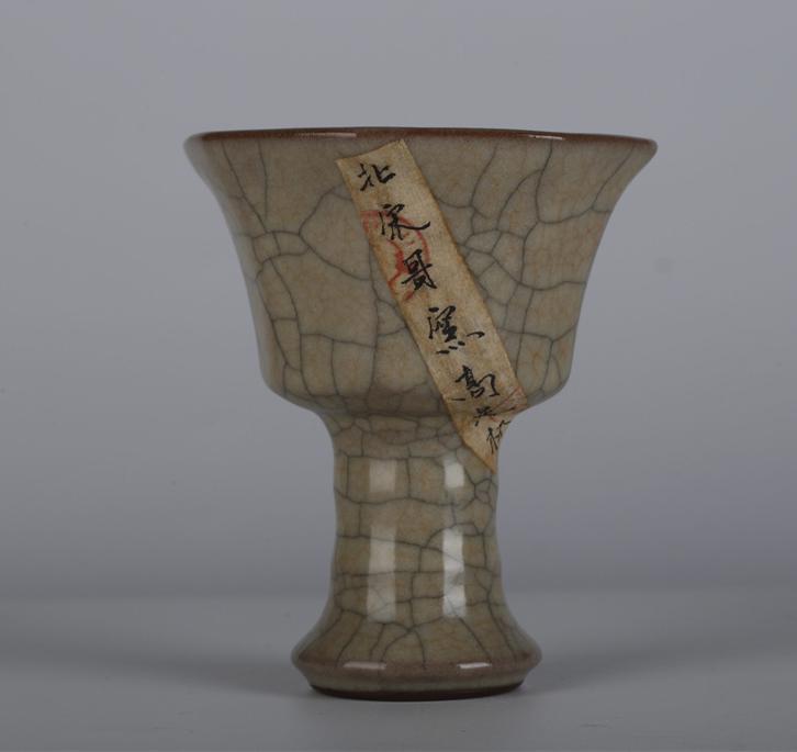 A PORCELAIN CUP, GE KILN, SONG DYNASTY. (1 of 7)