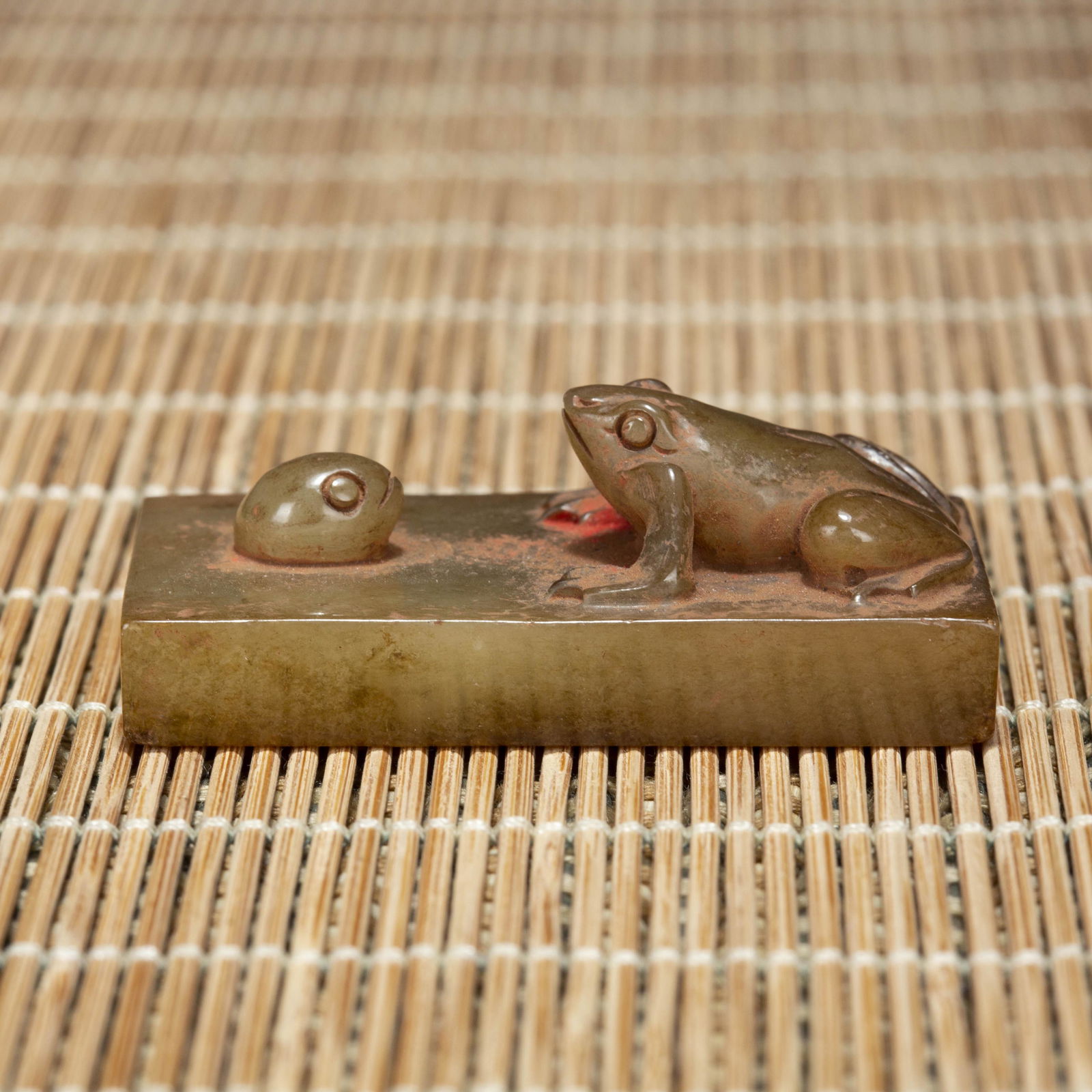 A HETIAN JADE FROG-KNOB SEAL. (1 of 8)