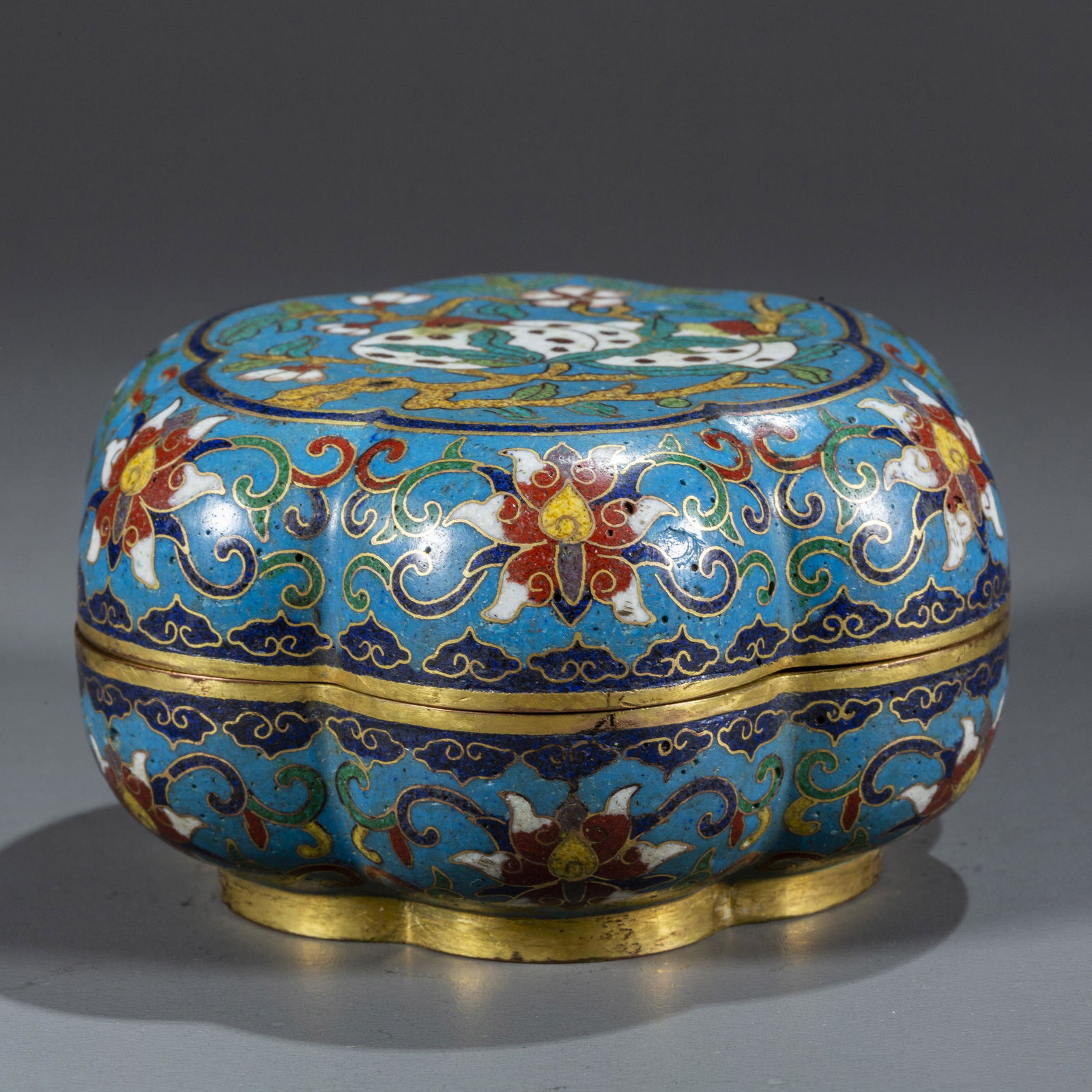 A CLOISONNE ENAMELED PETALS-SHAPED BRONZE BOX. (1 of 7)