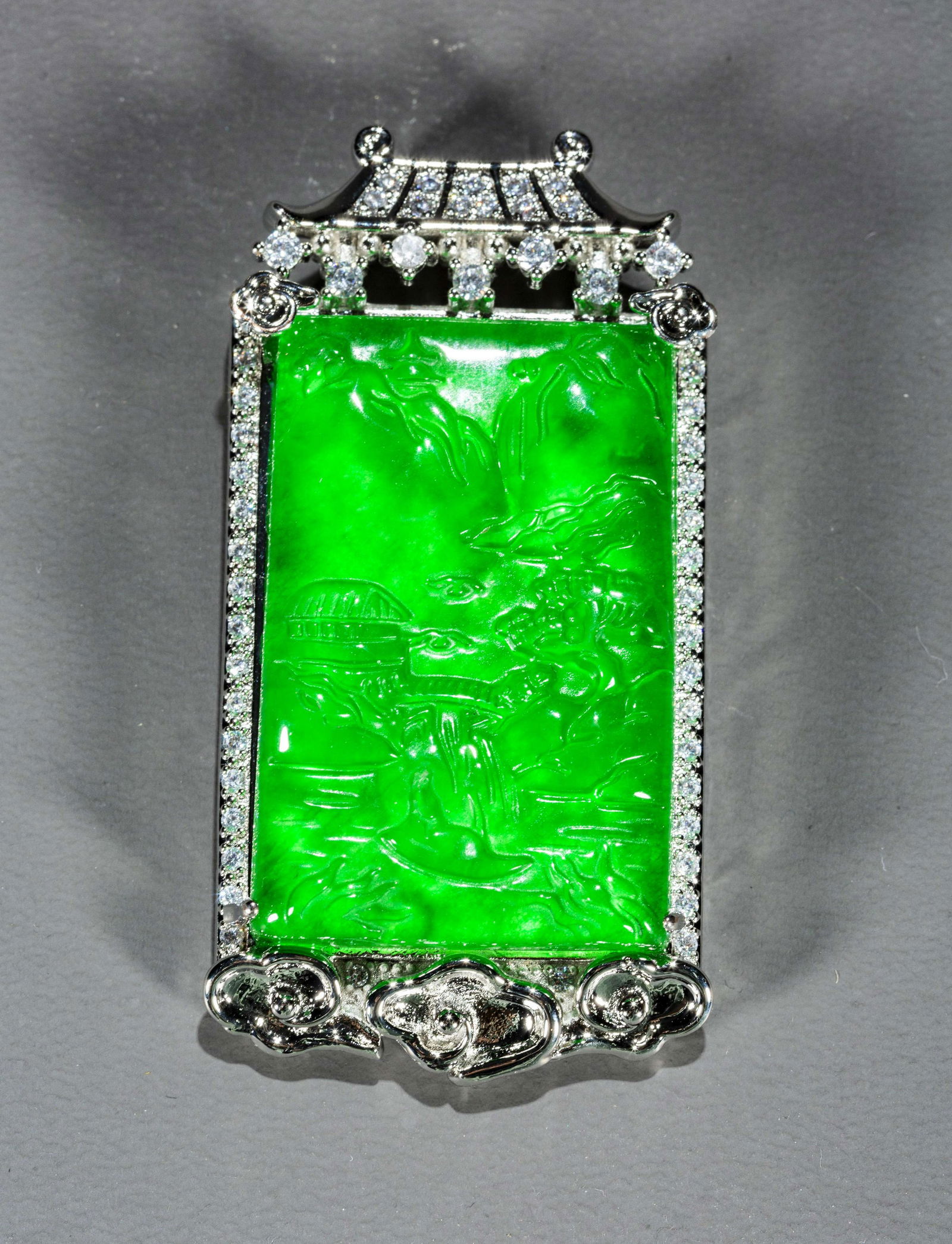 A JADEITE CARVING PENDANT. (1 of 4)