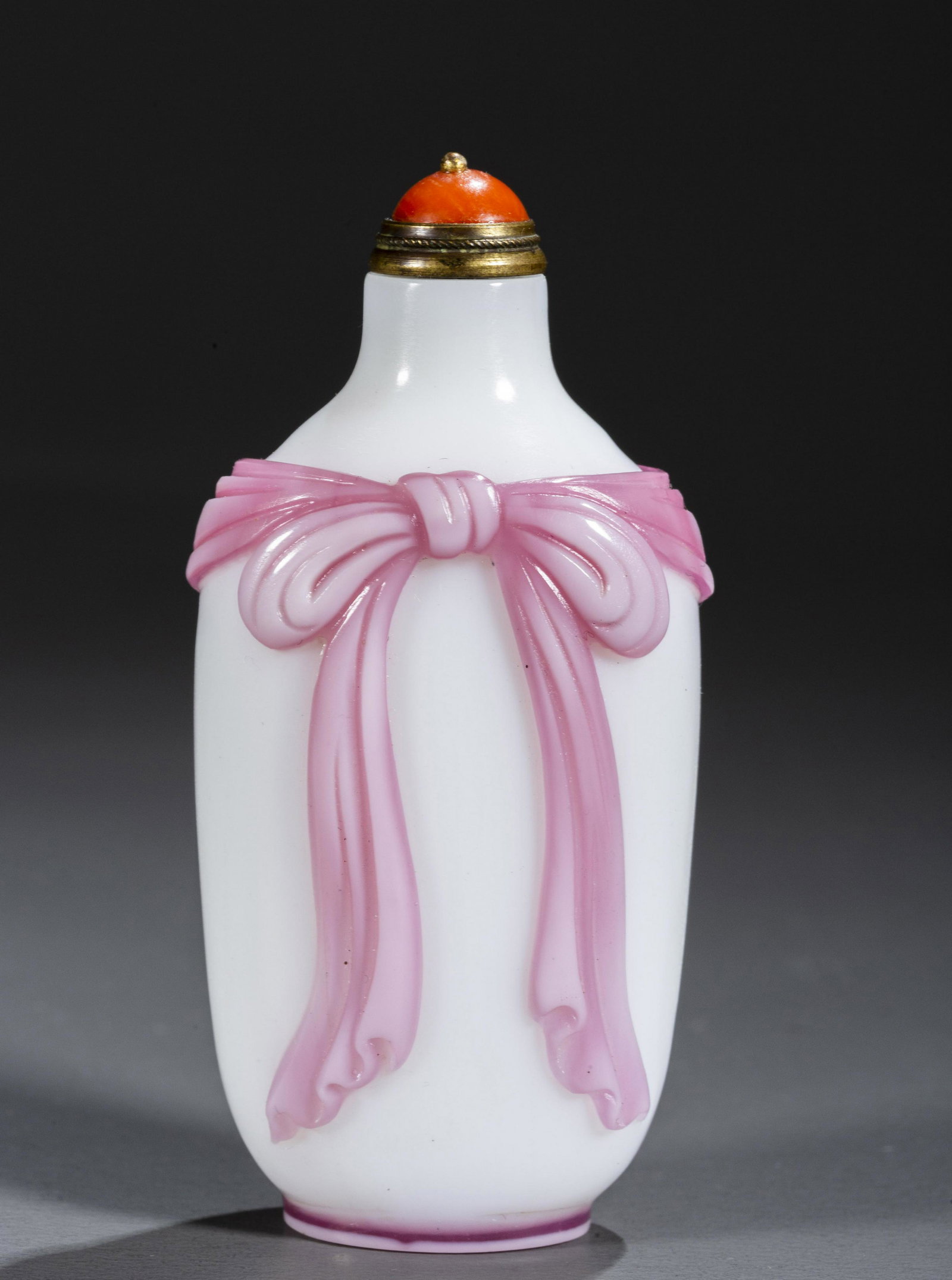 A GLASS SNUFF BOTTLE WITH CARVED RIBBON DESIGN.: Glass Snuff Bottle with Carved Ribbon Design.