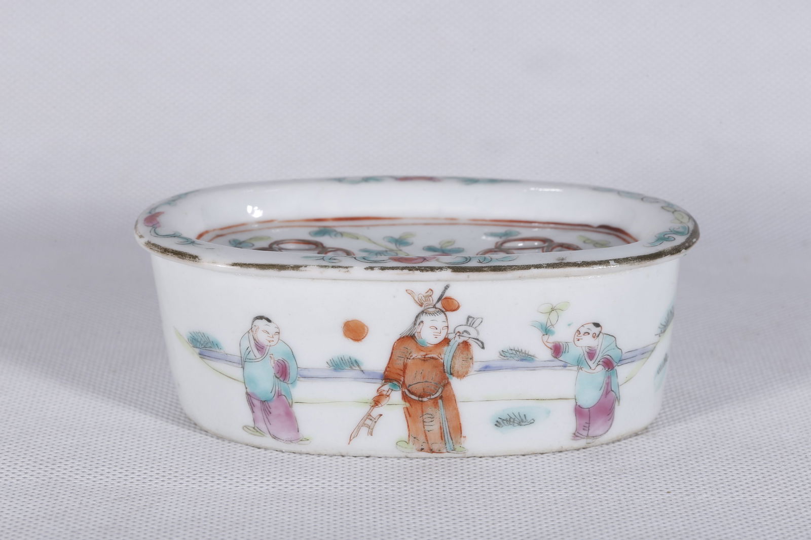A FAMILLE-ROSE PORCELAIN BOX WITH LID.: Famille-Rose Porcelain Box with Characters Story Design, with Lid.