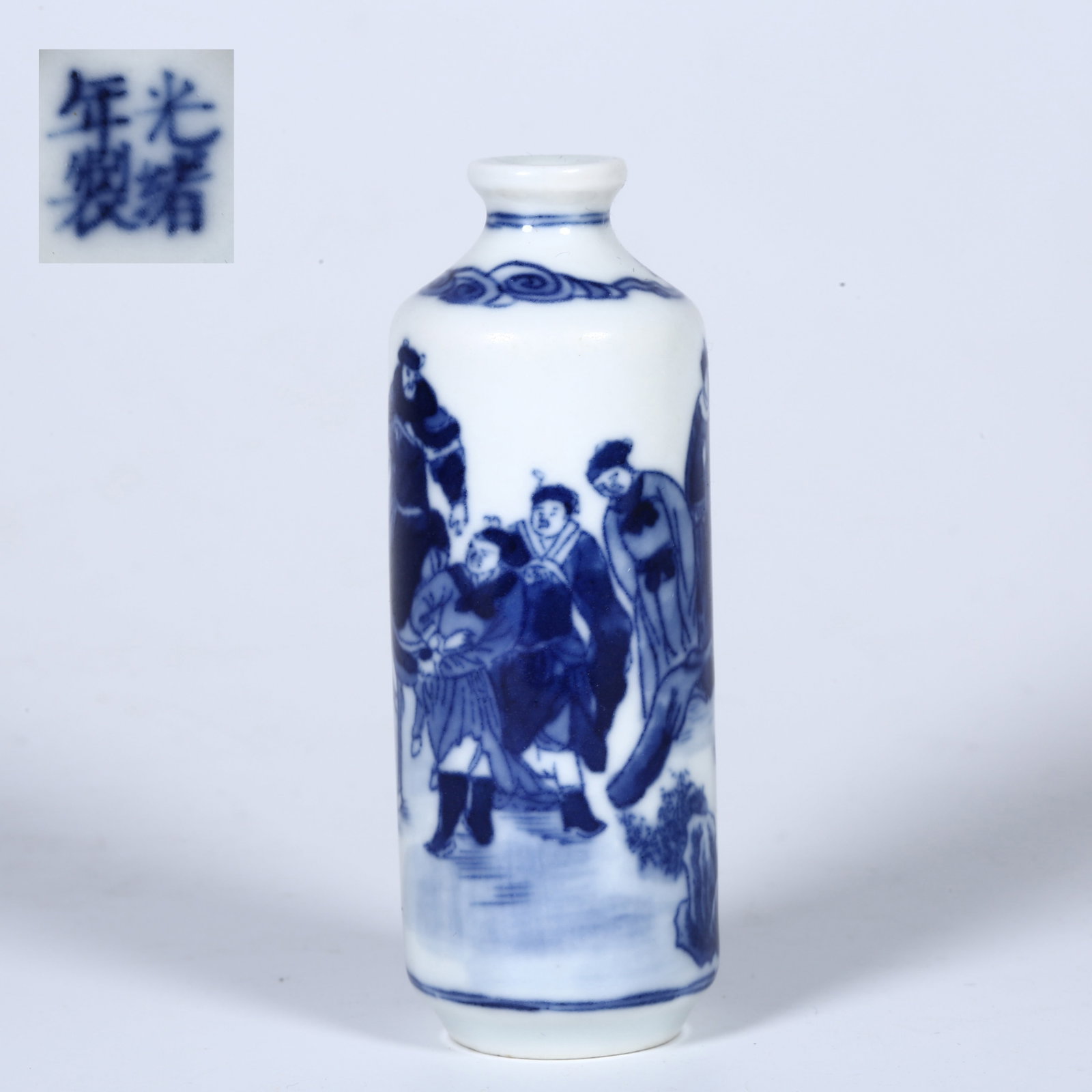 A BLUE-AND-WHITE PORCELAIN SNUFF BOTTLE.: Blue-and-White Porcelain Snuff Bottle with Characters Story Design.