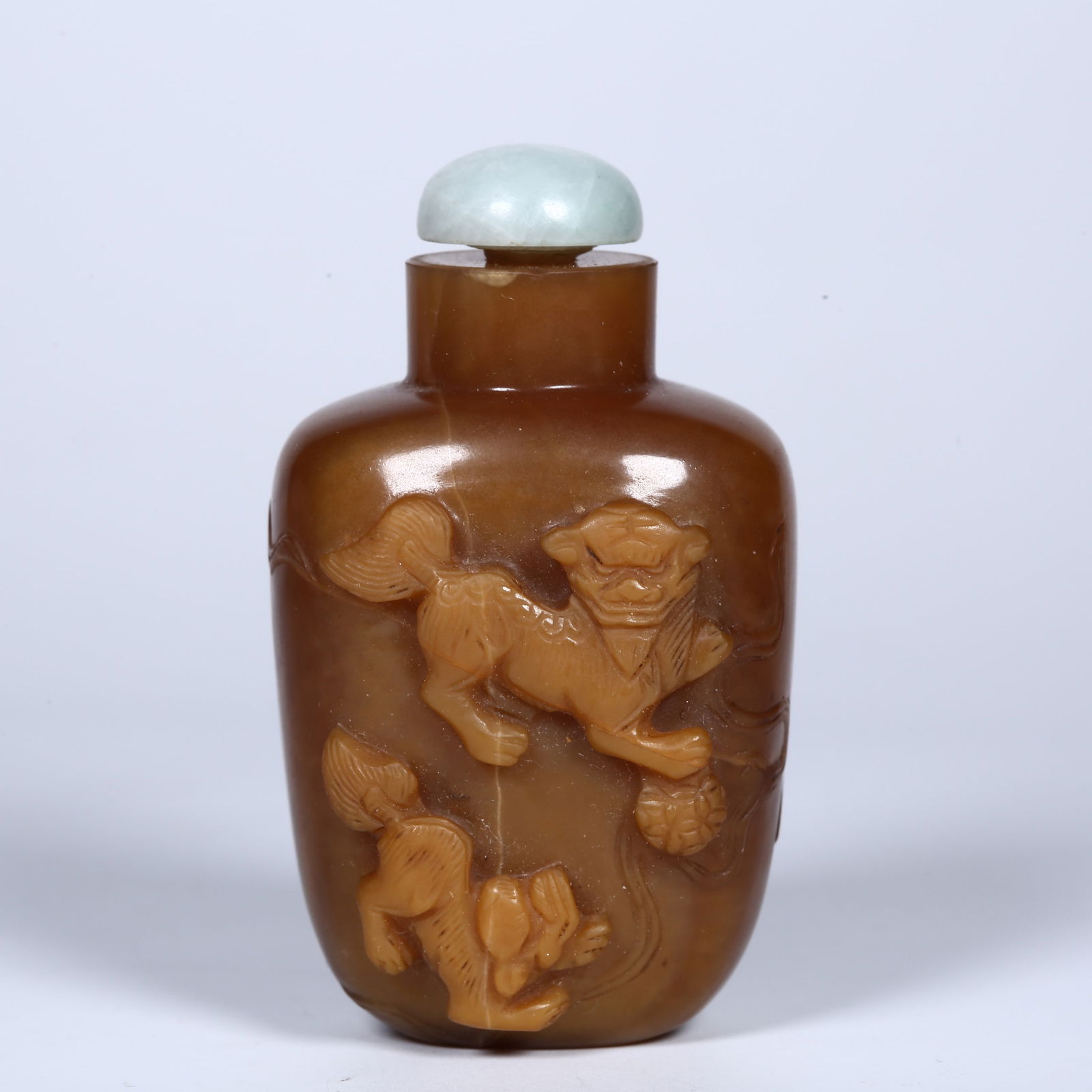 AN AGATE SNUFF BOTTLE, CARVED LIONS DESIGN. (1 of 6)