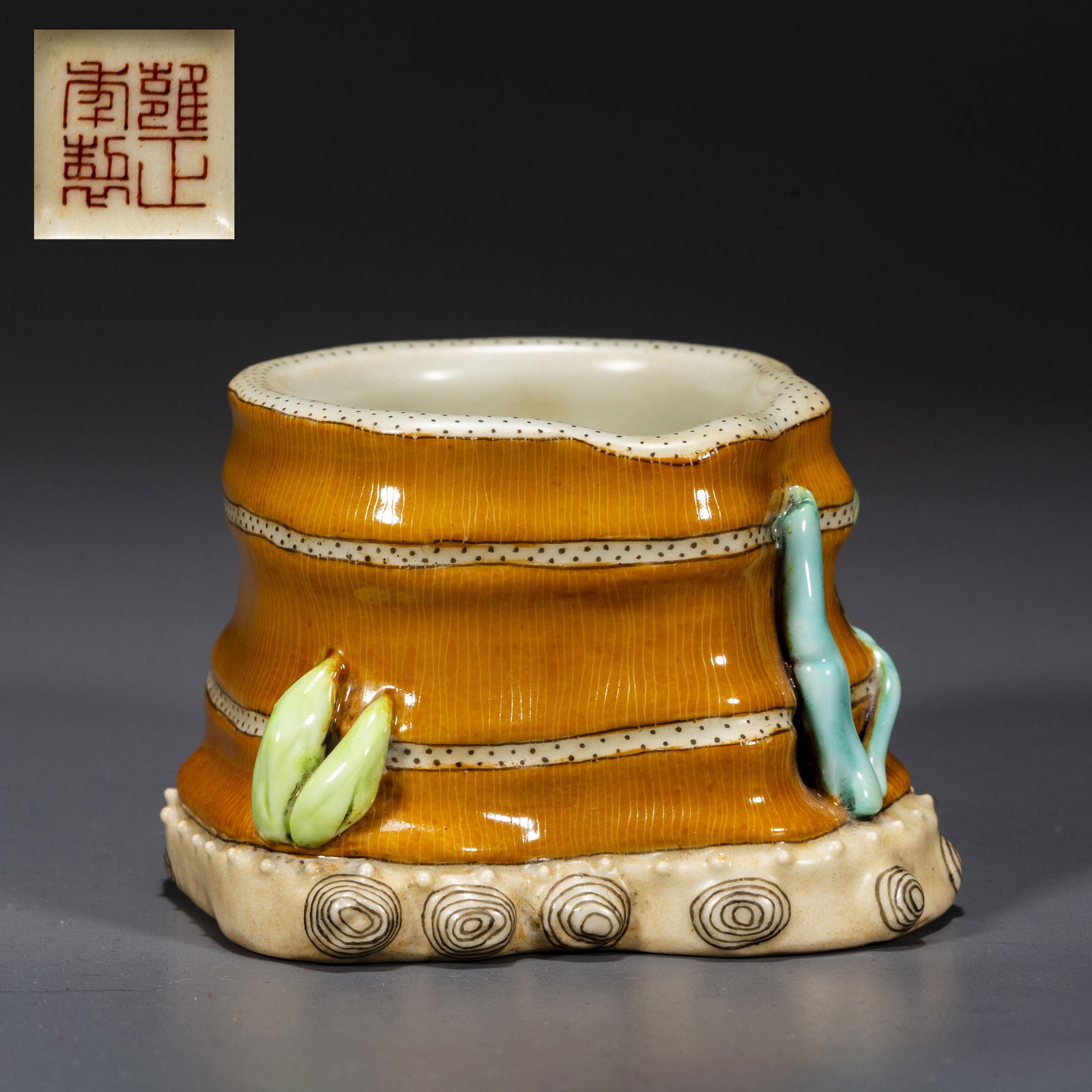 A BIONIC-PORCELAIN WATER CONTAINER. (1 of 6)