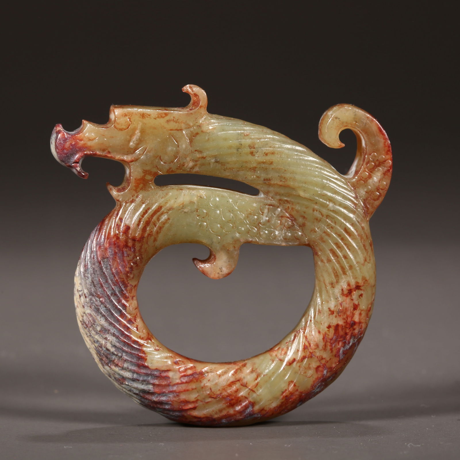 AN ANCIENT JADE DRAGON CARVING ORNAMENT. (1 of 5)