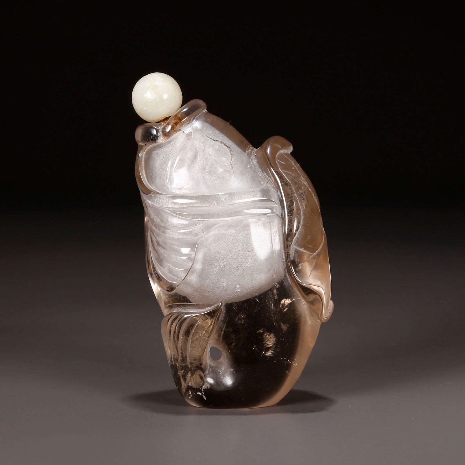 A FISH-SHAPED CRYSTAL SNUFF BOTTLE. (1 of 8)