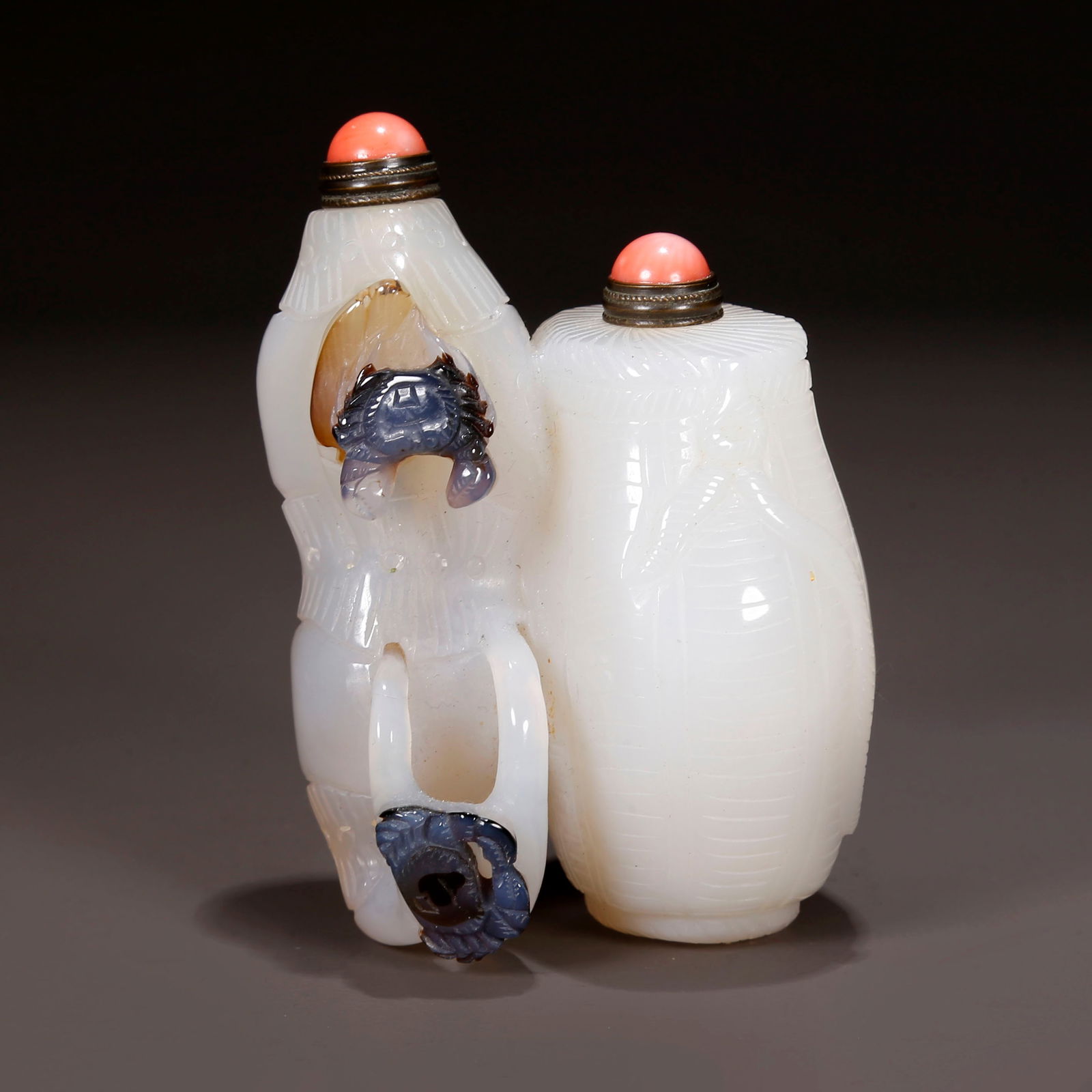 A MELON-SHAPED CONJOINED AGATE SNUFF BOTTLE. (1 of 9)
