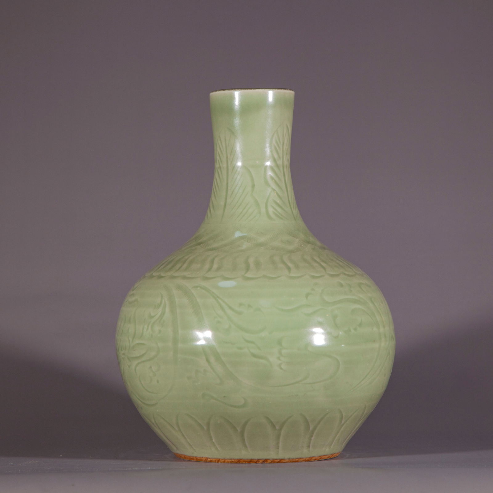 A LONG-NECK PORCELAIN BOTTLE OF LONGQUAN KILN. (1 of 7)