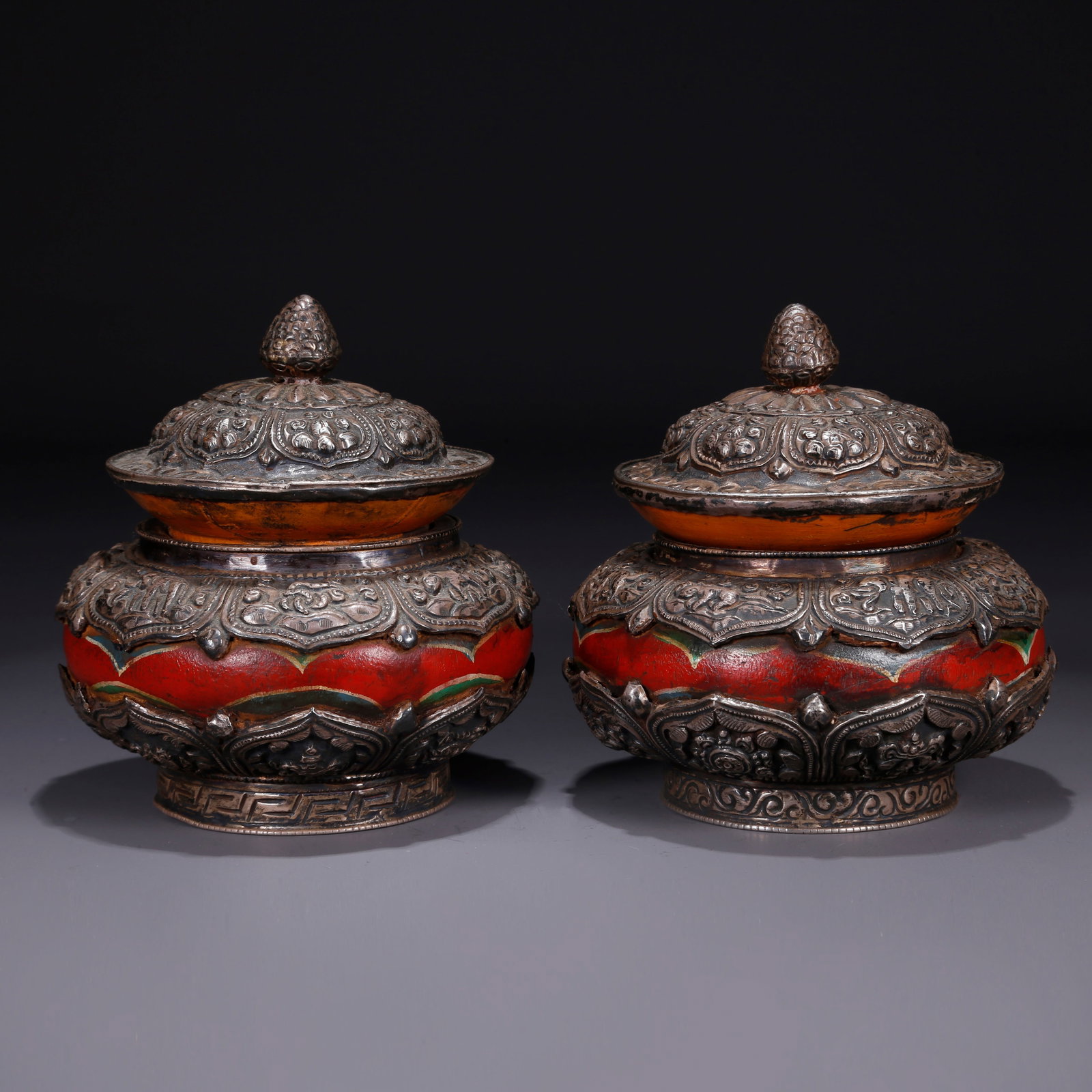 A PAIR OF SILVER JARS, WITH LID.: A Pair of Silver Jars, with Lid.