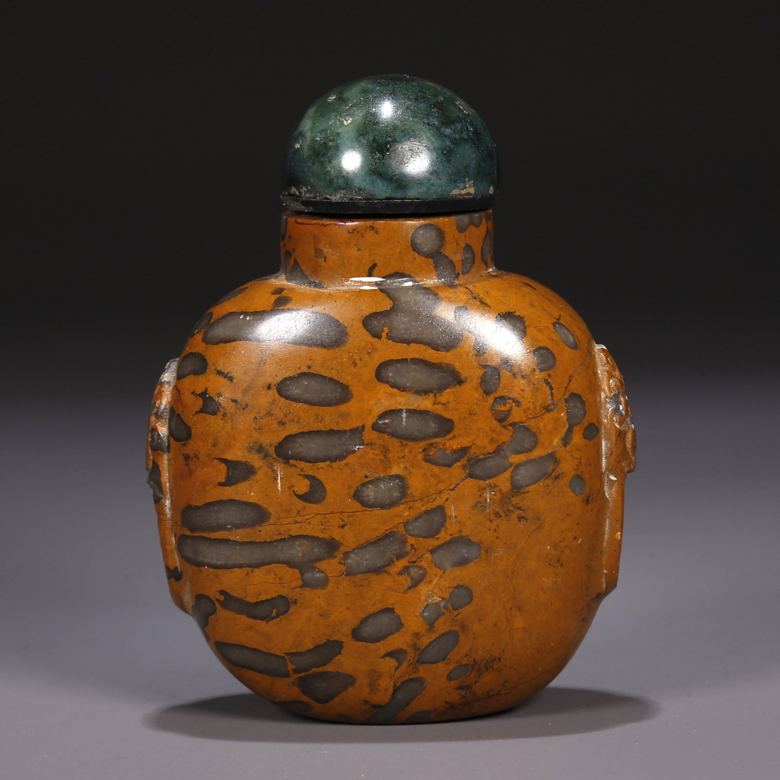 AN AGATE SNUFF BOTTLE, CARVED BEAST FACE DESIGN. (1 of 9)