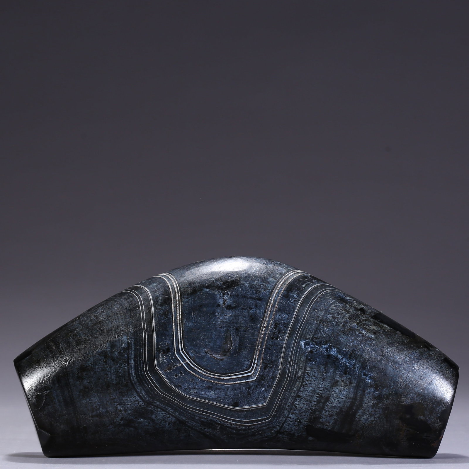 AN AGATE HORN-SHAPED BEAD: Agate horn-shaped bead