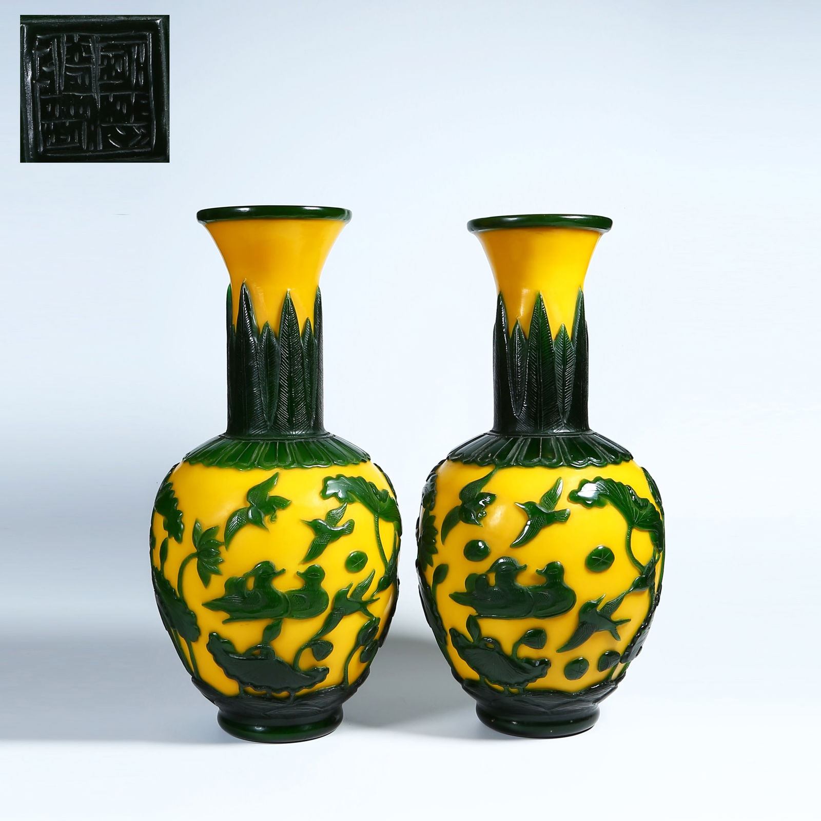A VARIOUS MATERIAL FLOWER AND BIRD PATTERN FLOWER VASE SET (1 of 9)