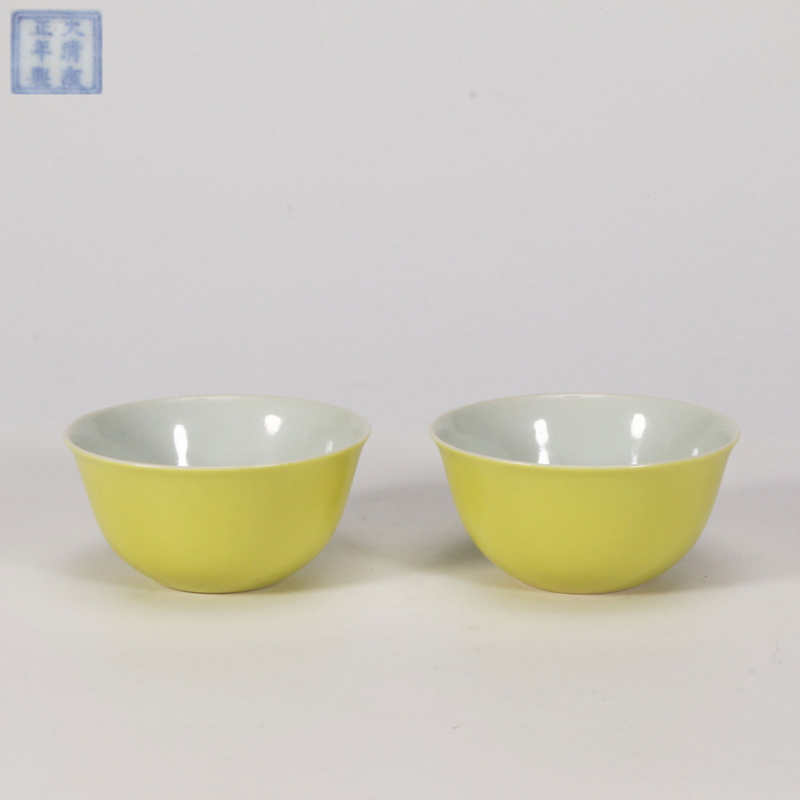 A LEMON YELLOW GLAZE ON THE OUTSIDE, WESTERN-STYLE FLOWER AND BIRD PATTERN HANDLED CUPS (SET): Lemon Yellow Glaze on the Outside, Western-Style Flower and Bird Pattern Handled Cups (Set)