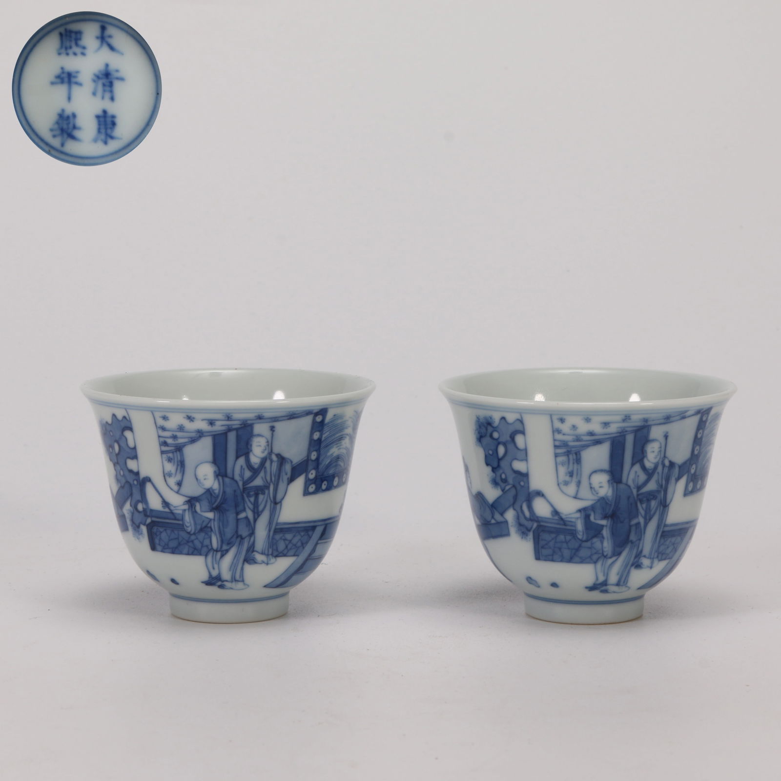A BLUE AND WHITE CUP WITH FIGURE STORY PATTERNS (SET): Blue and white cup with figure story patterns (set)
