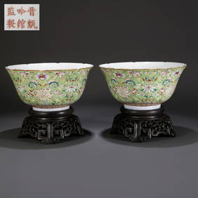 A GREEN-GROUND FAMILLE ROSE INTERTWINING FLORAL PATTERN BOWL (A PAIR) (1 of 11)