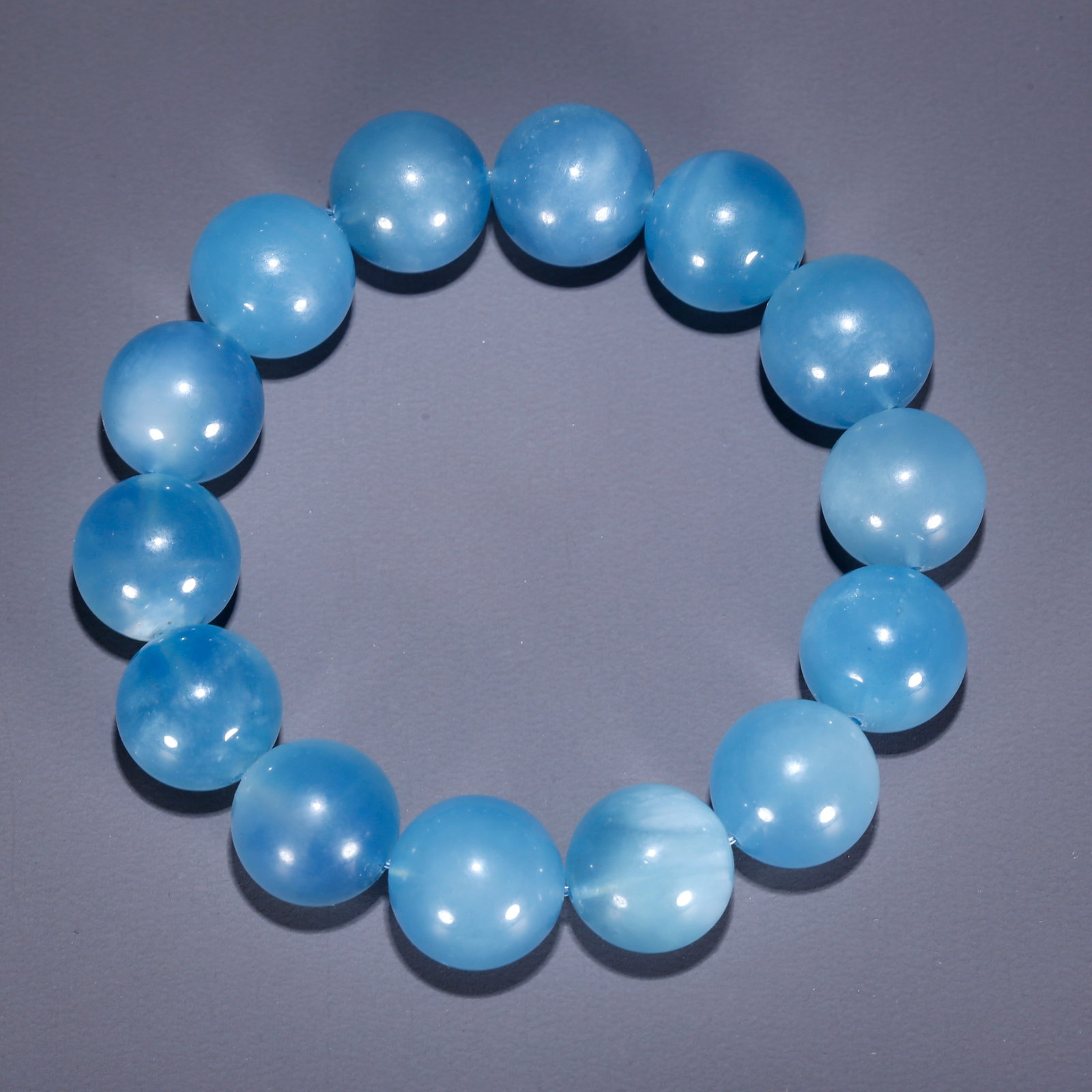 A AQUAMARINE CARVED BEAD BRACELET: Aquamarine carved bead bracelet