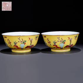 A PAIR OF YELLOW-GROUND FAMILLE ROSE BOWLS WITH MISCELLANEOUS TREASURES MOTIF (1 of 11)