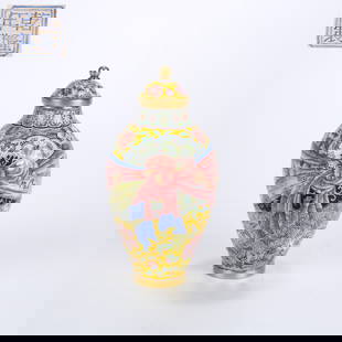 A CLOISONNÉ ENAMELED COVERED VASE WITH BUNDLE MOTIF: Cloisonné enameled covered vase with bundle motif
