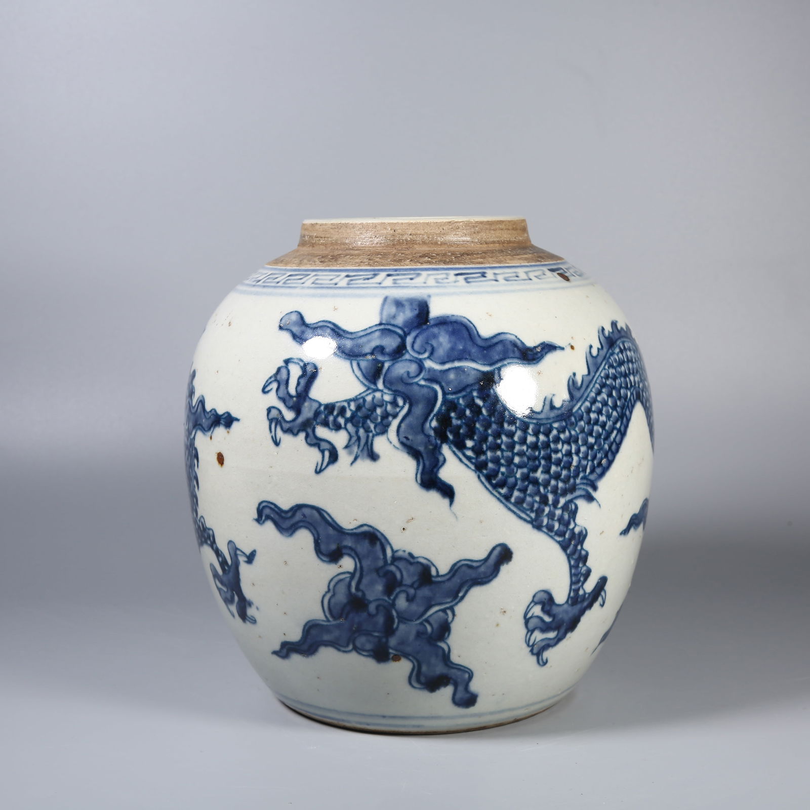 A BLUE AND WHITE DRAGON PATTERN JAR: Blue and white dragon pattern jar