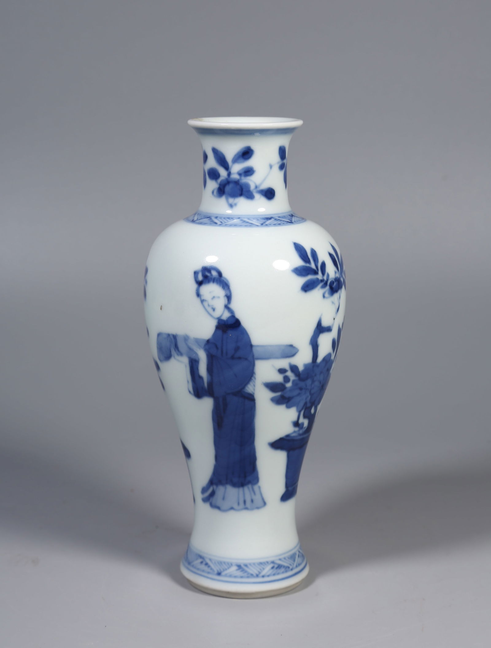 A BLUE AND WHITE LADY PATTERN SMALL GUANYIN BOTTLE: Blue and white lady pattern small Guanyin bottle