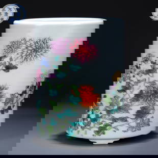 A FAMILLE-ROSE FLORAL BRUSH POT: Famille-Rose Floral Brush Pot
