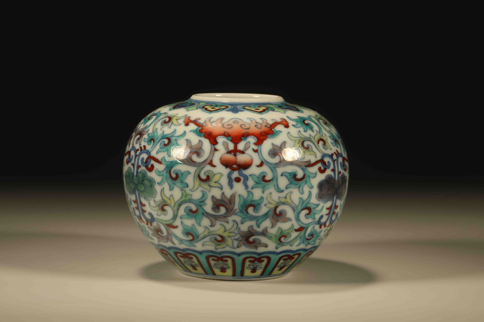 A DOUCAI FLORAL PATTERN JAR: Doucai Floral Pattern Jar