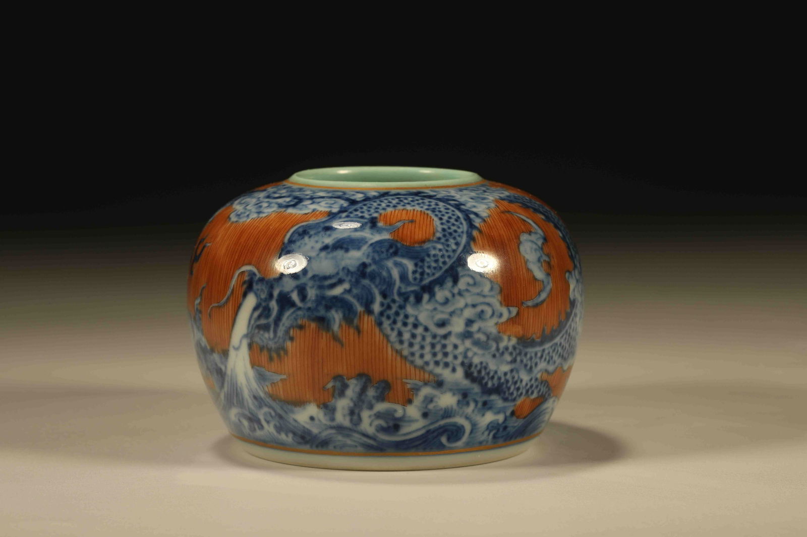 A BLUE AND WHITE DRAGON PATTERN JAR: Blue and White Dragon Pattern Jar