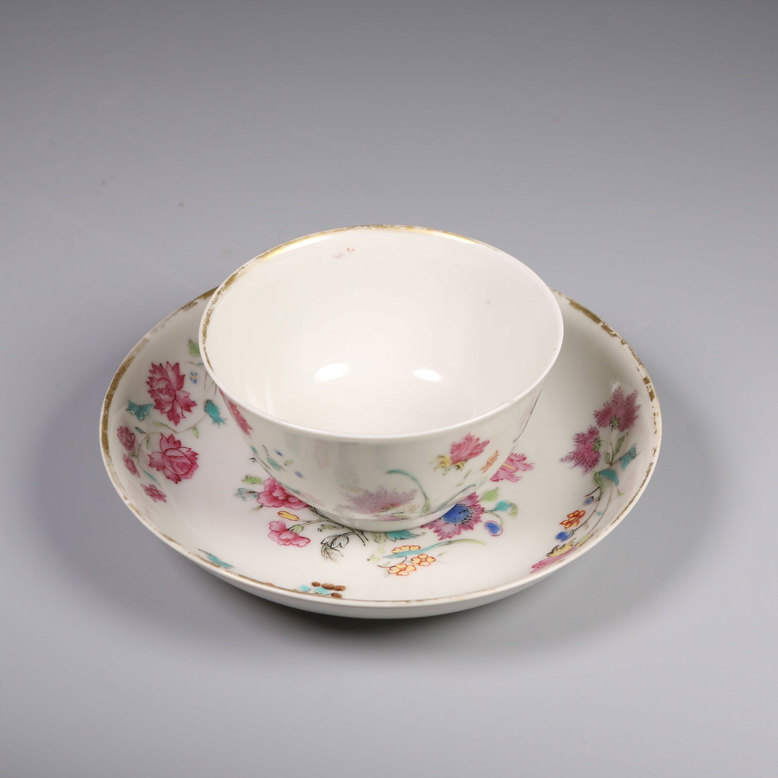 A FAMILLE ROSE ENAMELLED TEA CUP WITH FLORAL MOTIFS: Famille rose enamelled tea cup with floral motifs