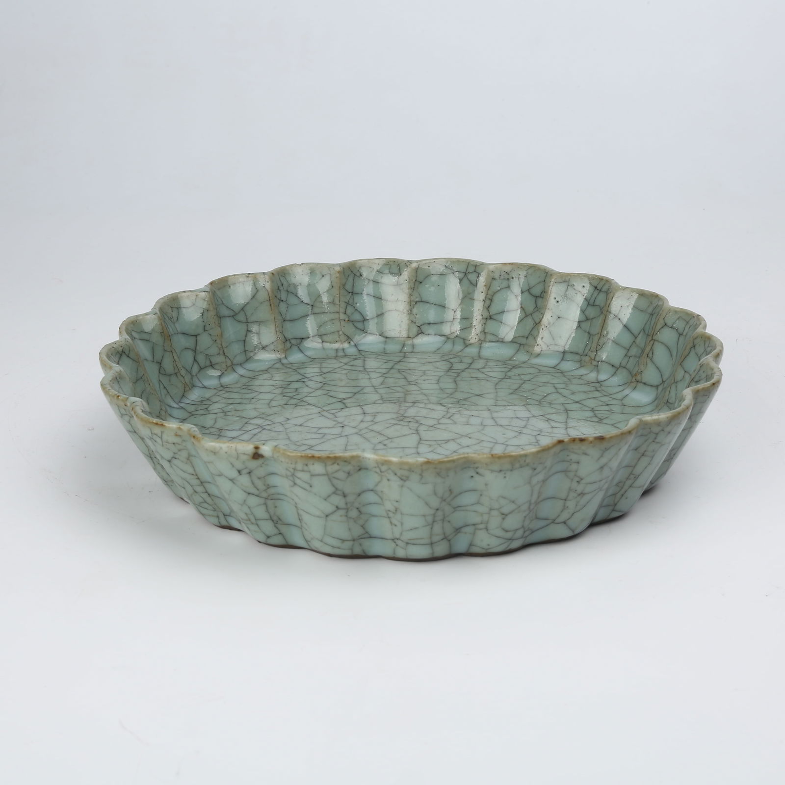 A GUAN KILN FLOWER-RIM BASIN (1 of 8)