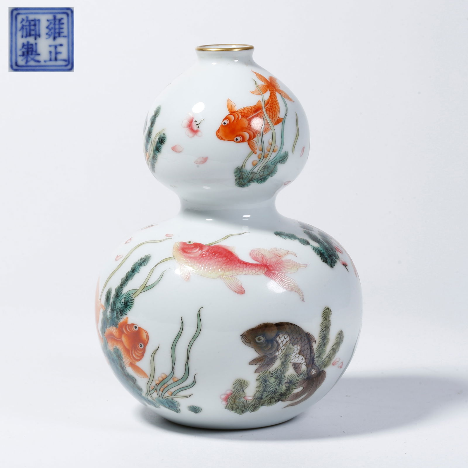 A FAMILLE ROSE GOURD-SHAPED VASE WITH FISH DESIGN: Famille rose gourd-shaped vase with fish design