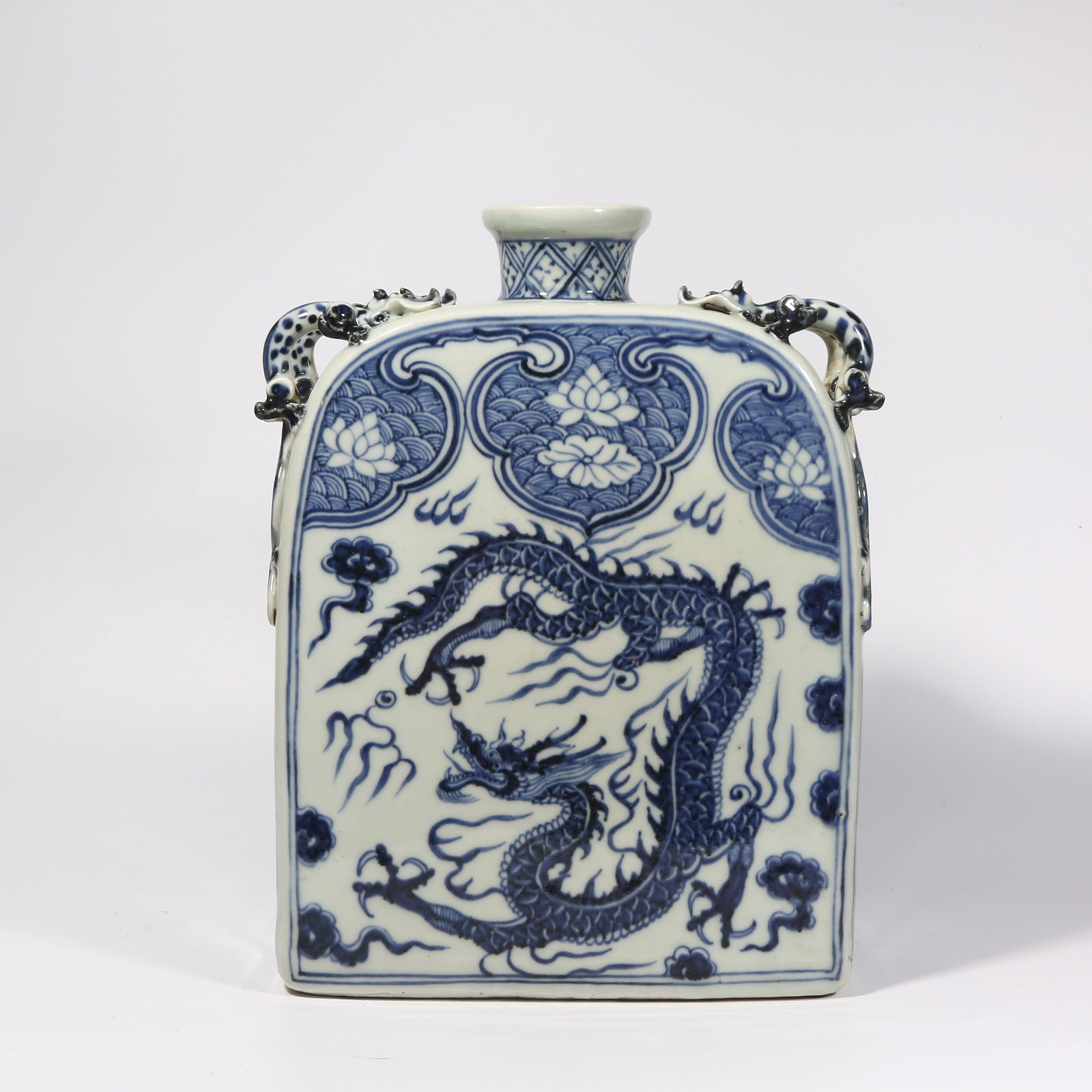 A BLUE AND WHITE DRAGON PATTERN QUATREFOIL FLAT FLASK: Blue and white dragon pattern quatrefoil flat flask