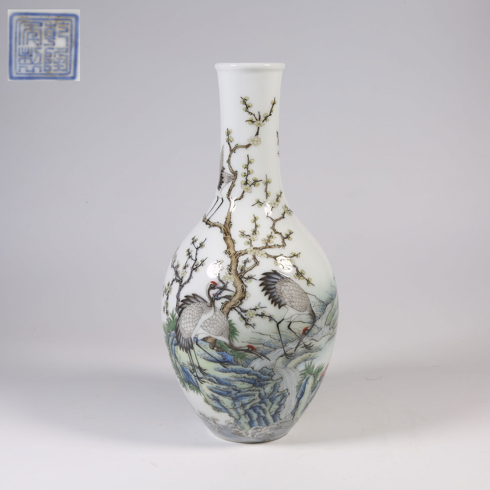 A FAMILLE ROSE FLOWER AND BIRD PATTERN FLASK: Famille rose flower and bird pattern flask