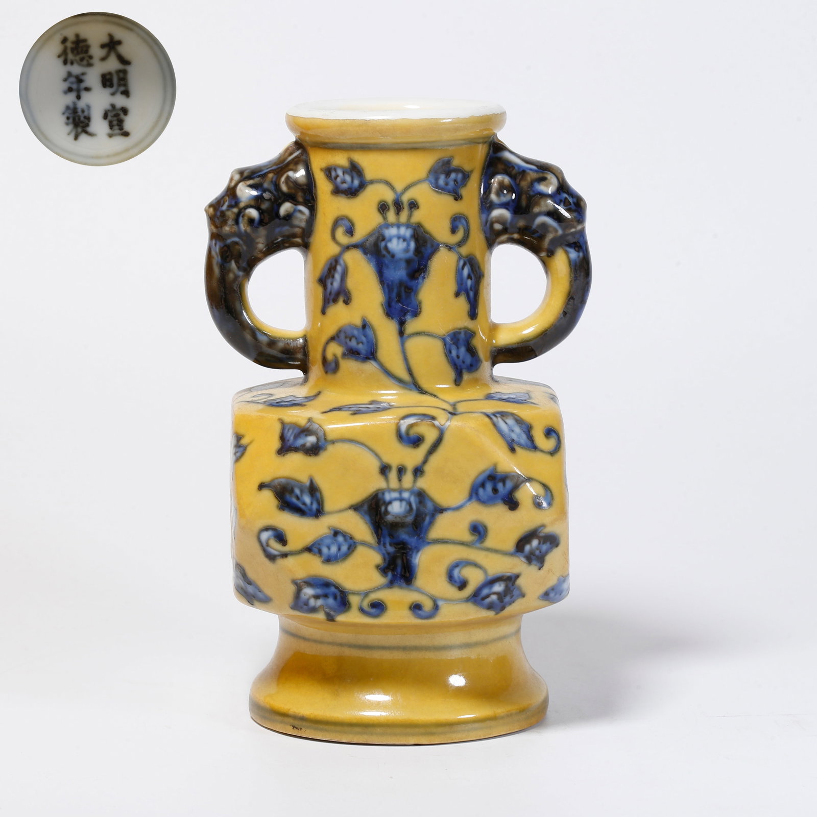 A BLUE AND WHITE INTERTWINED FLORAL MOTIF DOUBLE-EARED BOTTLE: Blue and white intertwined floral motif double-eared bottle