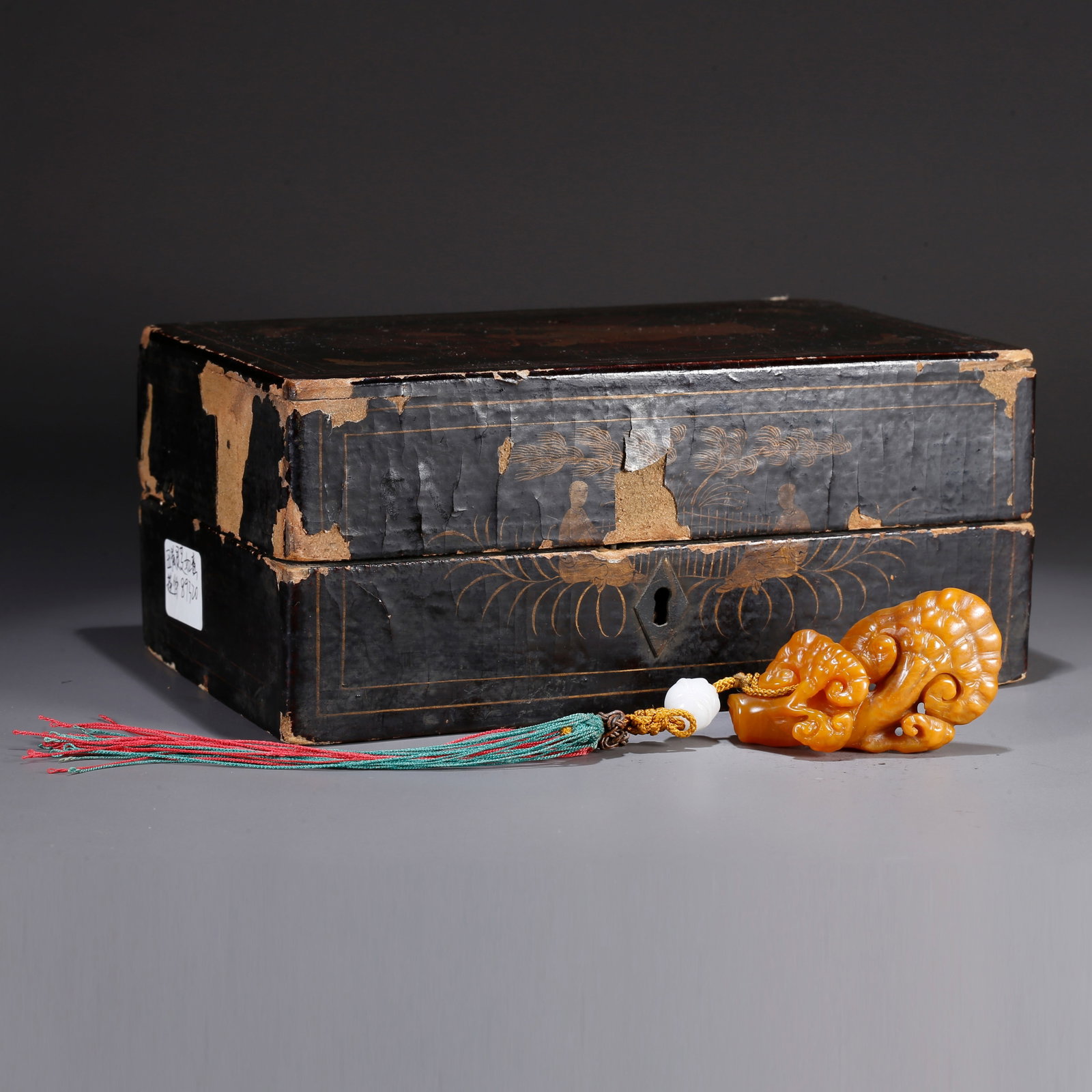 A SHOUSHAN TIANHUANG STONE CARVED LINGZHI MUSHROOM-SHAPED HANDPIECE: Shoushan Tianhuang stone carved lingzhi mushroom-shaped handpiece