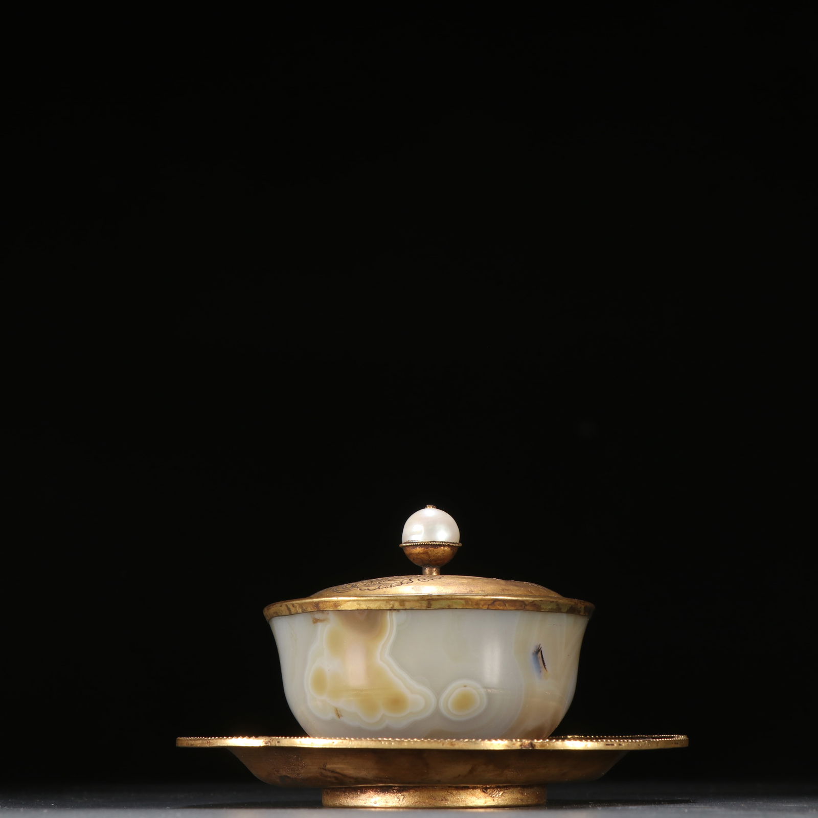 A AGATE GOLD-MOUNTED TEA CUP: Agate gold-mounted tea cup