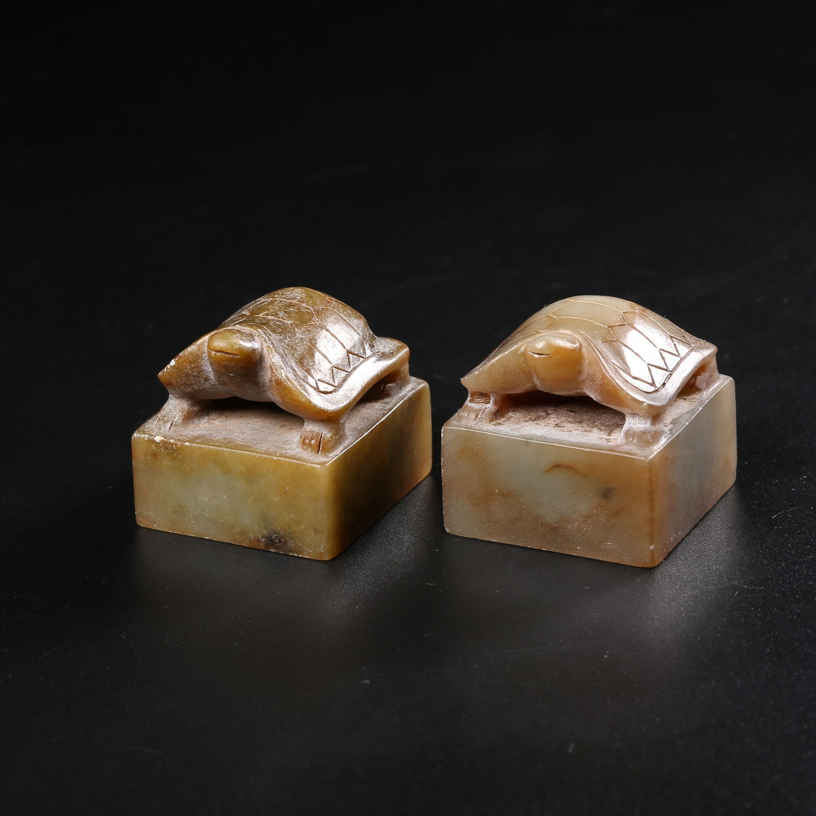 A SET OF ANTIQUE JADE TURTLE-KNOB SEALS: Set of antique jade turtle-knob seals